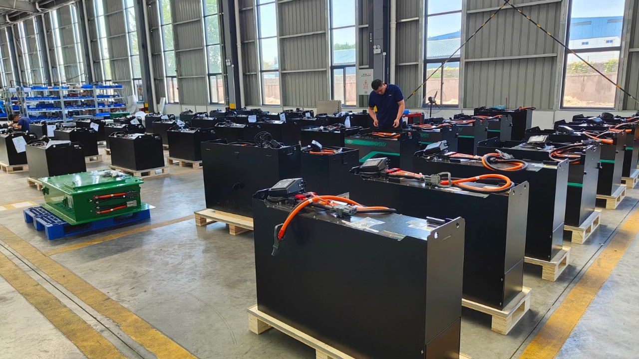 lithium-fork-lift-batteries-2